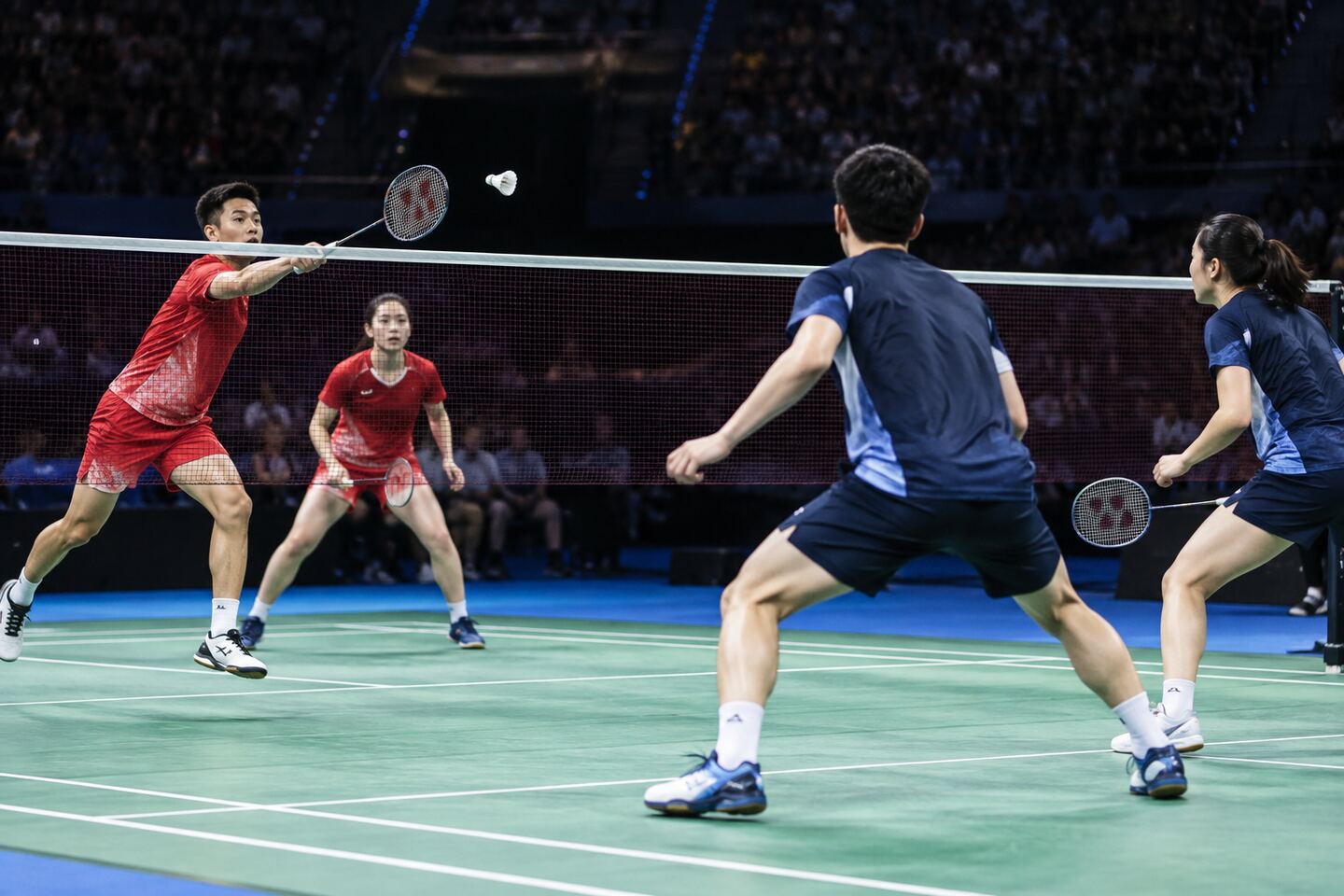羽毛球双打比赛中前三拍进攻战术画面